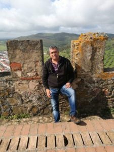 Una persona posa en un mirador en el campo