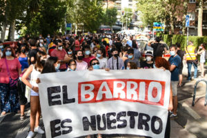 Manifestación con la pancarta: "El barrio es nuestro"