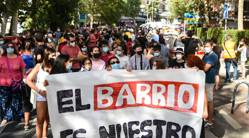 Manifestación con la pancarta: "El barrio es nuestro"