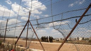 Soldados israelíes se reúnen al otro lado de una valla de seguridad en la ciudad cisjordana de Jenin, el 6 de septiembre de 2021